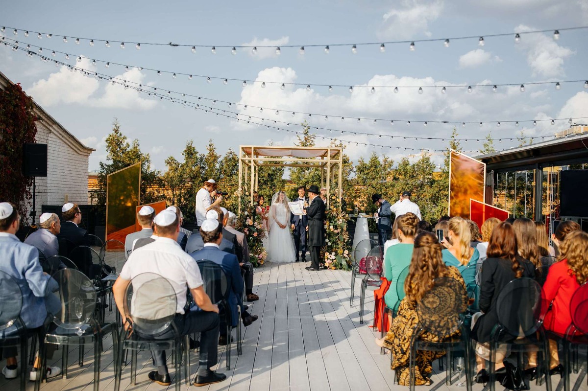 modern outdoor Jewish wedding