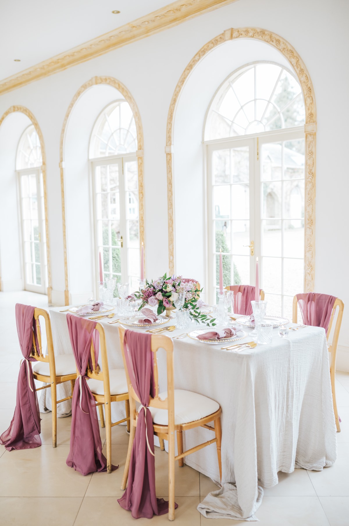 blush and white wedding table decor ideas