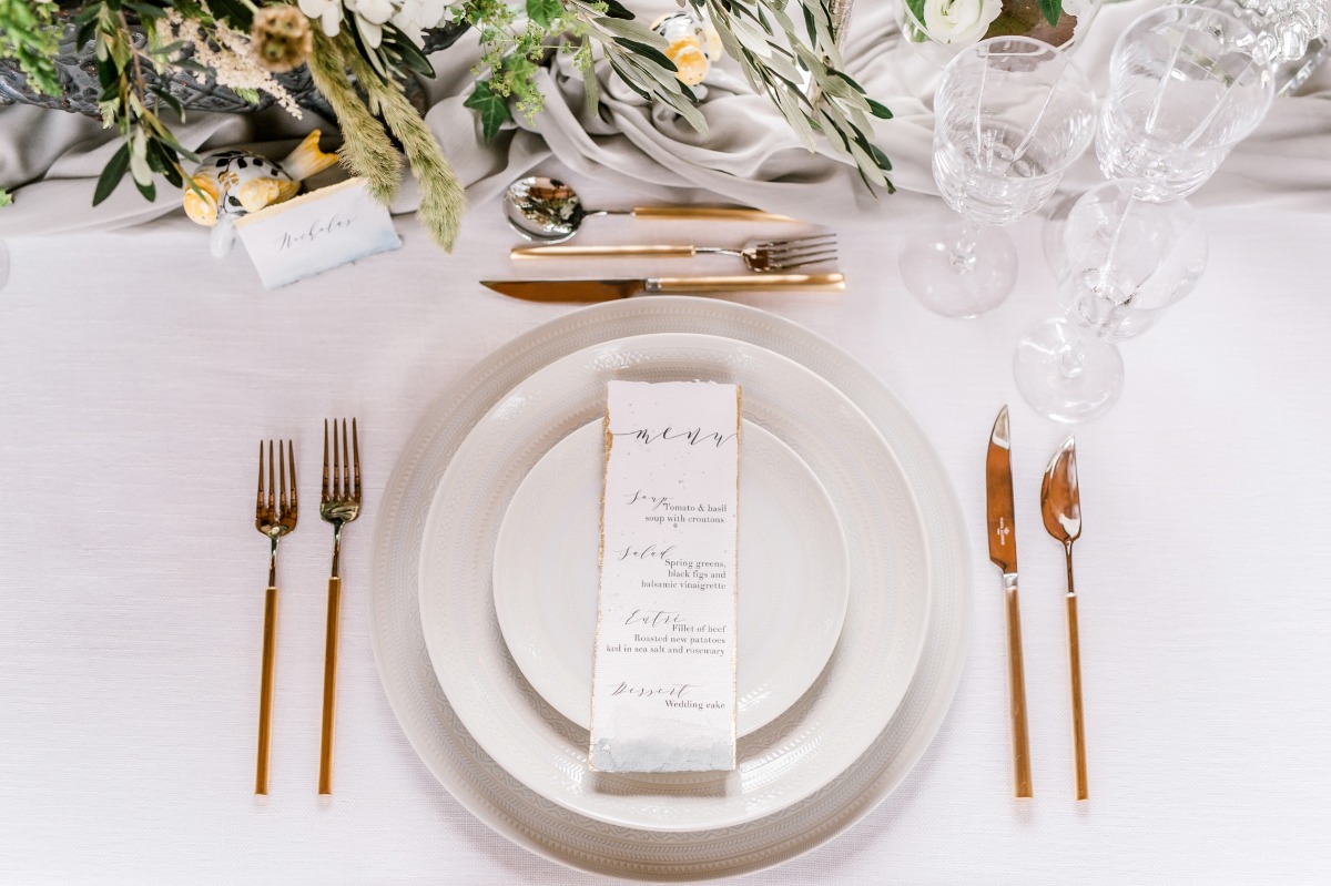 gold and white table decor ideas