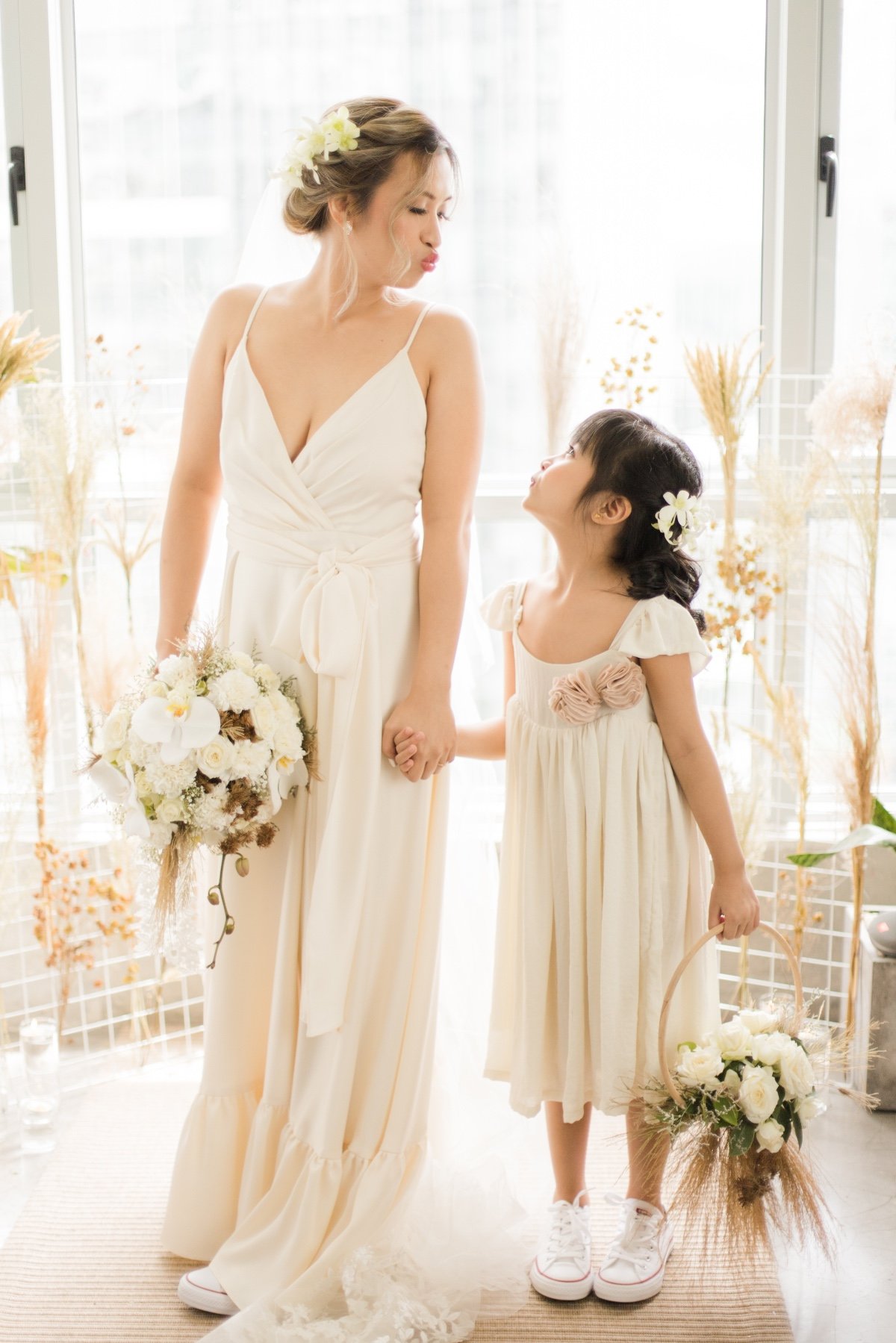 bride and flower girl photography pose idea