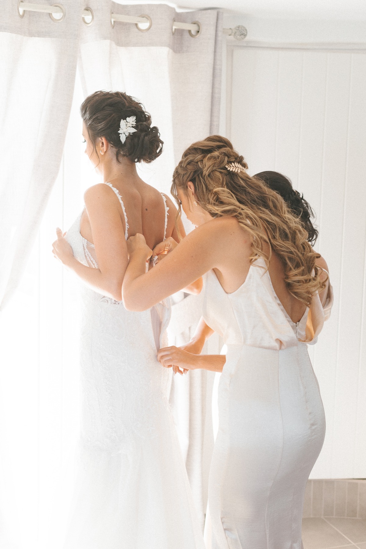 getting wedding ready with bridesmaids