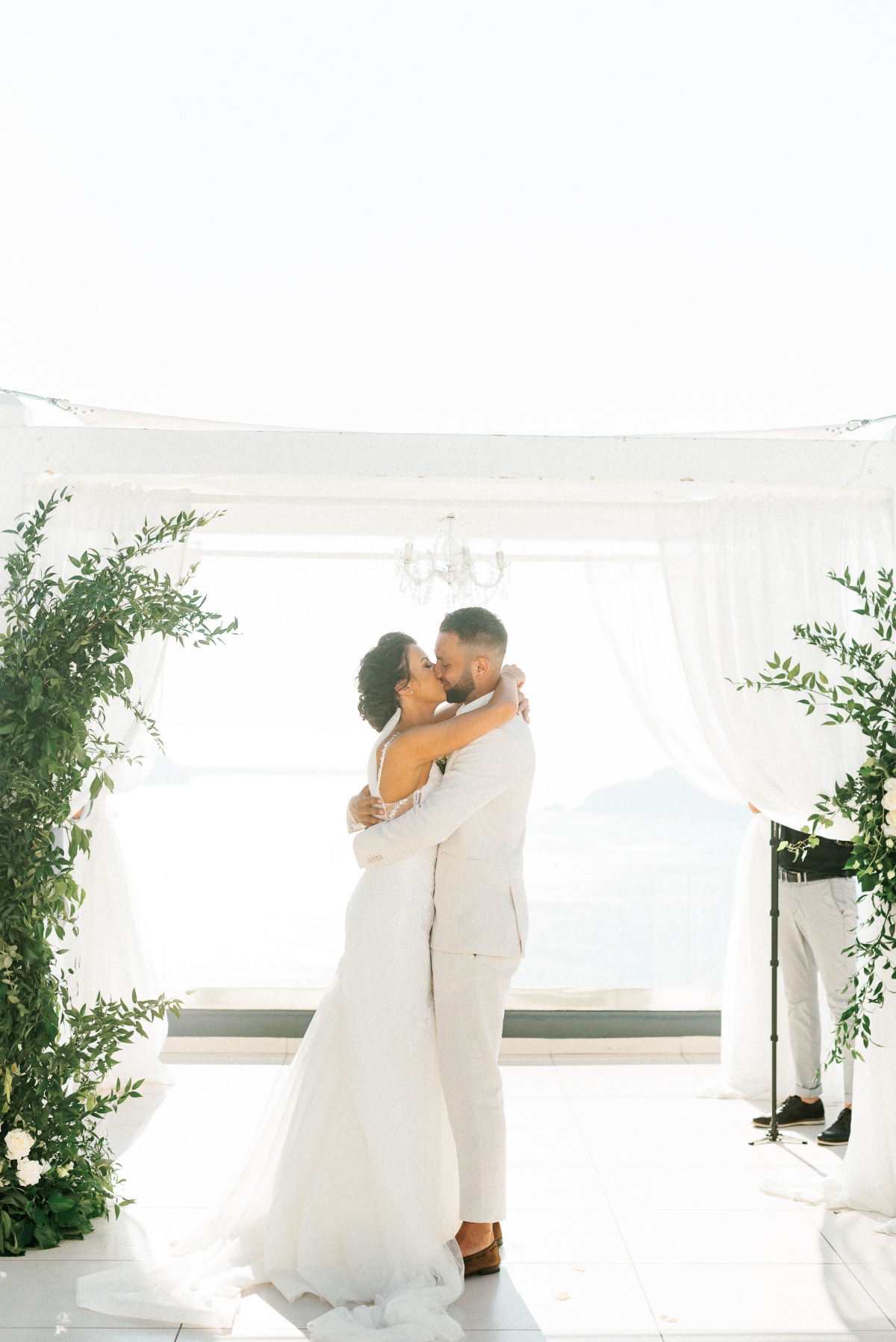 wedding kiss at Le Ciel