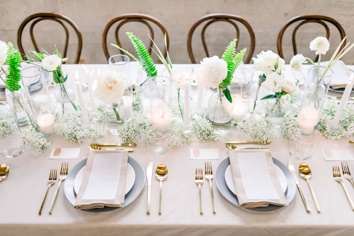 white and green wedding floral arrangement ideas