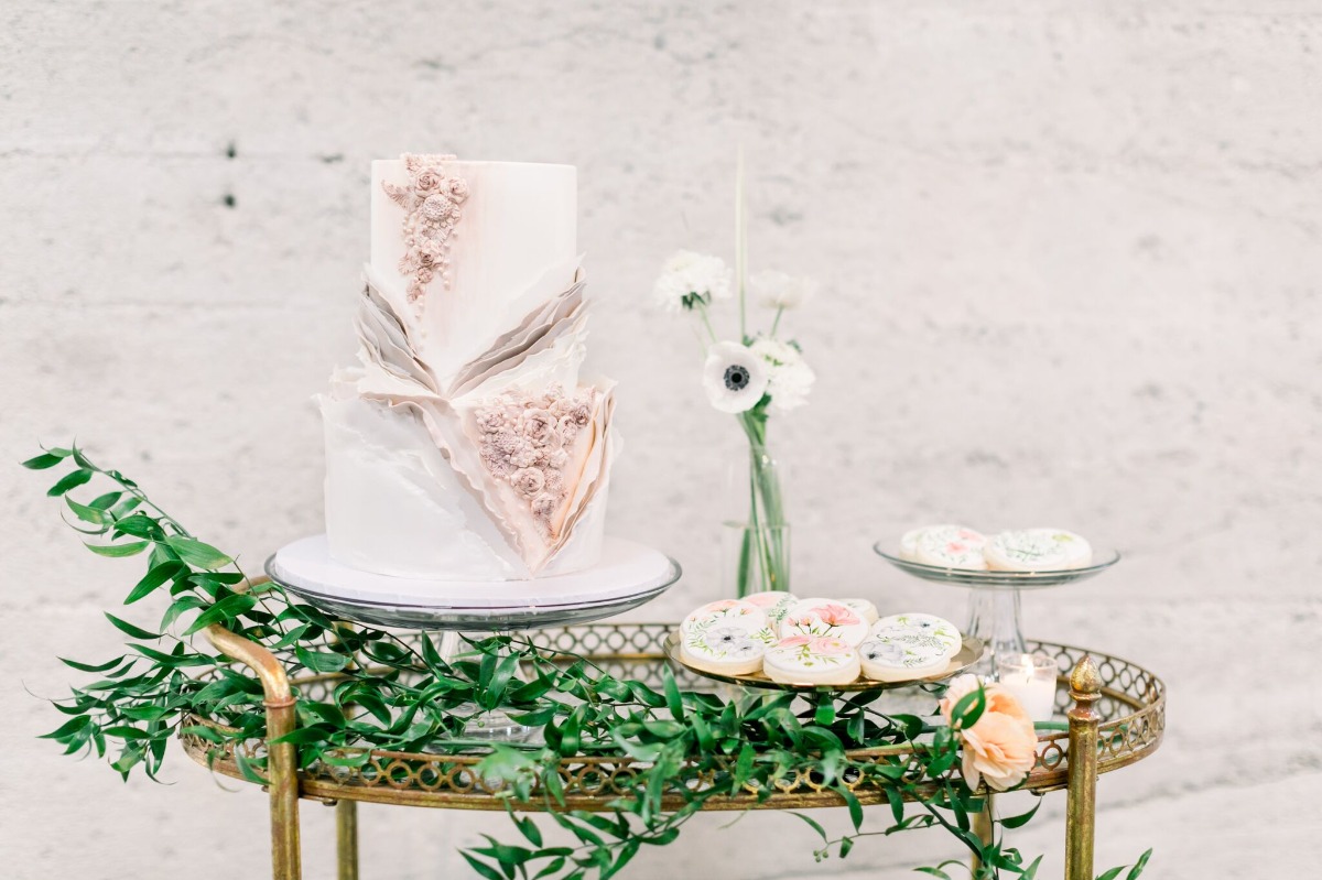 simple and organic wedding cake table design ideas