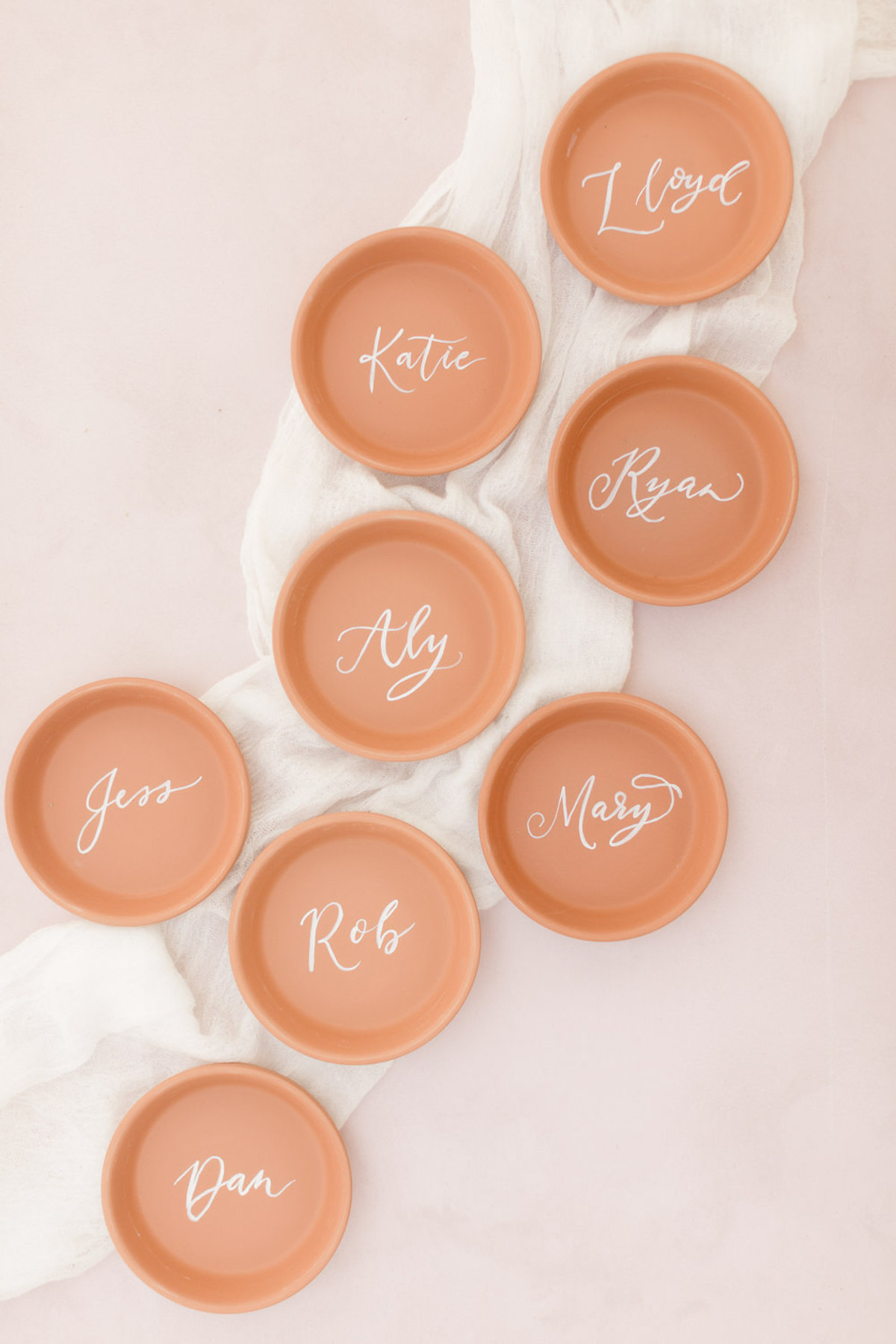 terra cotta dishes used as escort cards