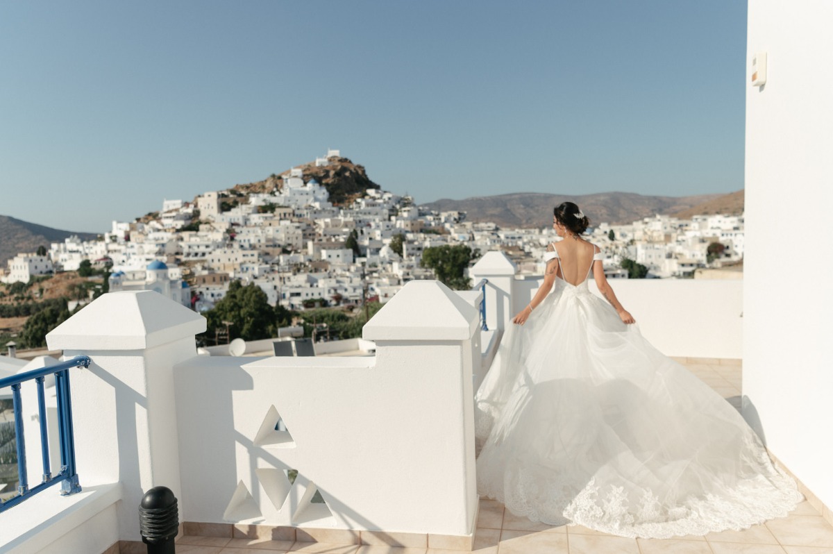 bride on Greece Island of los