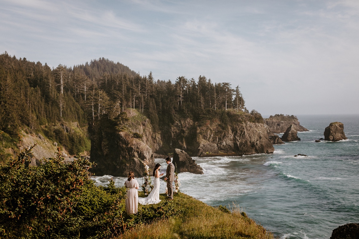 floral backdrop for Oregon adventure elopement
