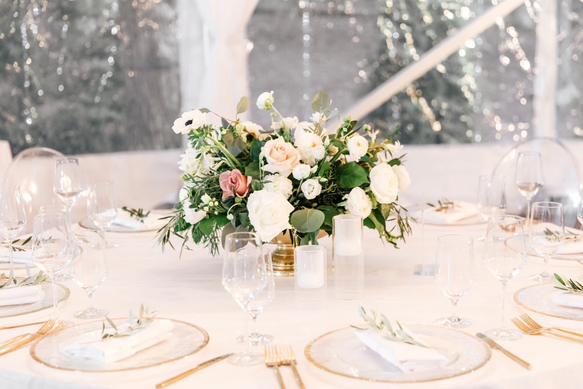 rose centerpiece with gold and white plates