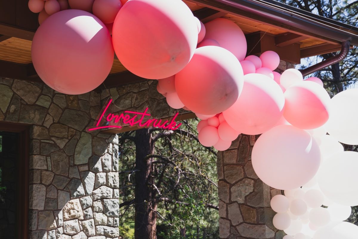 lovestruck neon sign with balloon arch