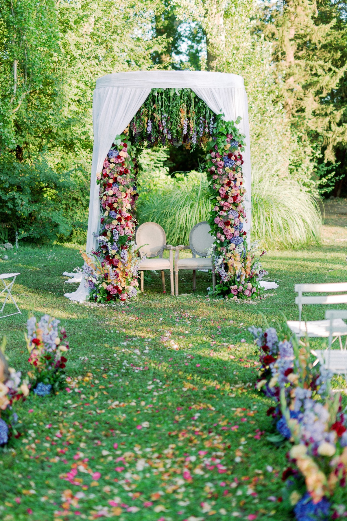 outdoor wedding ceremony flower ideas