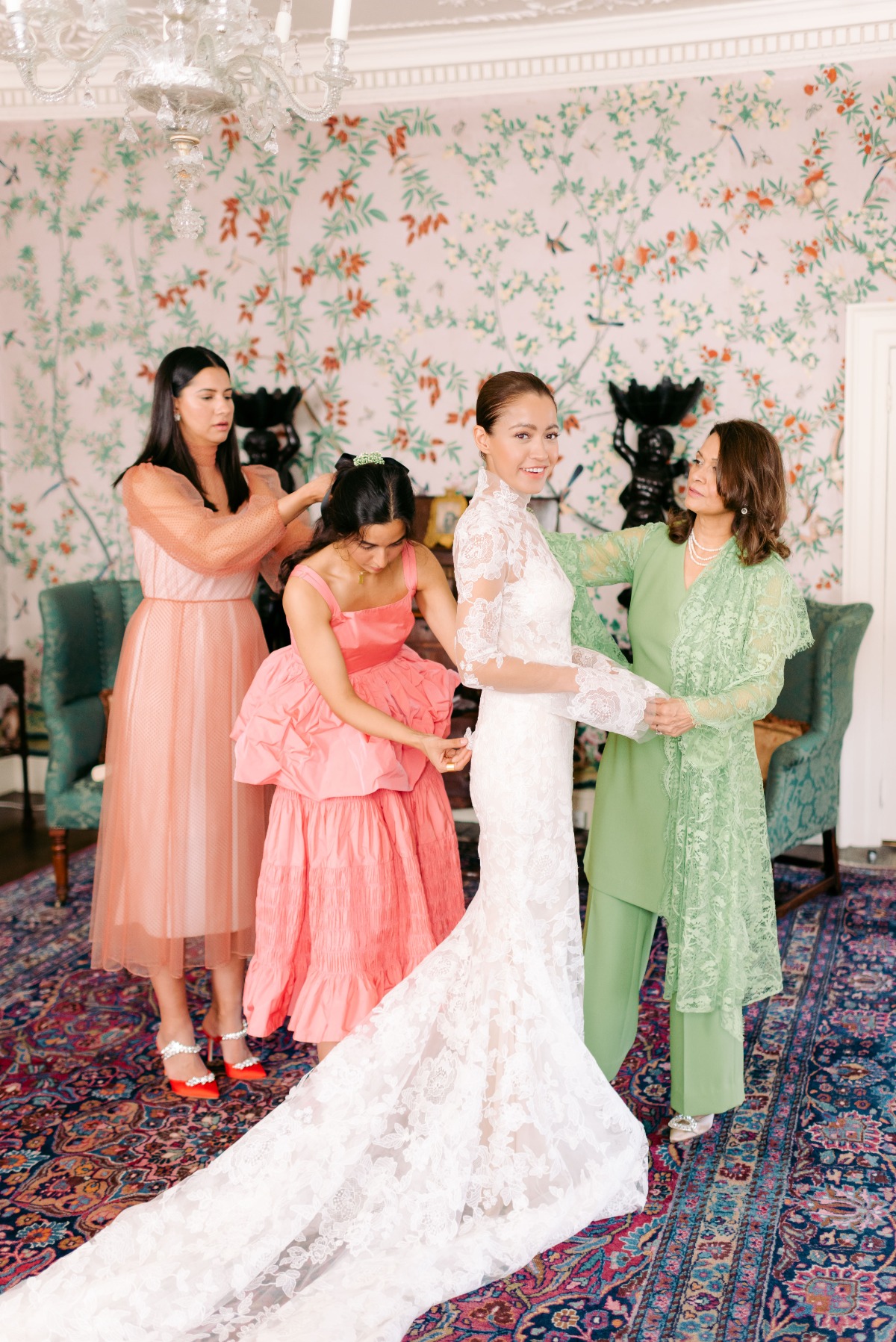 getting wedding ready with family photo ideas