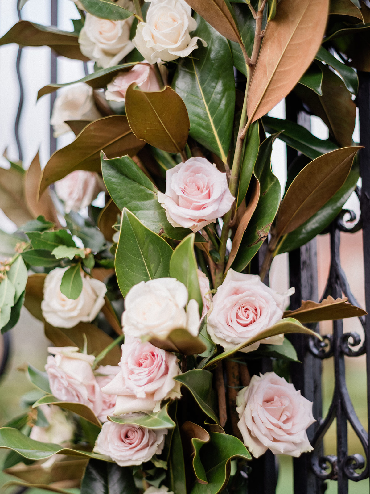 floral arch ideas made of magnolia leaves and roses