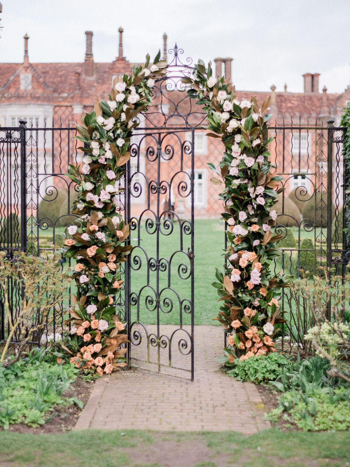 floral arch ideas made of magnolia leaves and roses