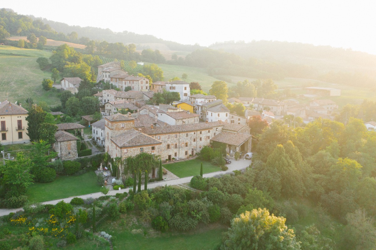 dreamy-italian-countryside-wedding-drone