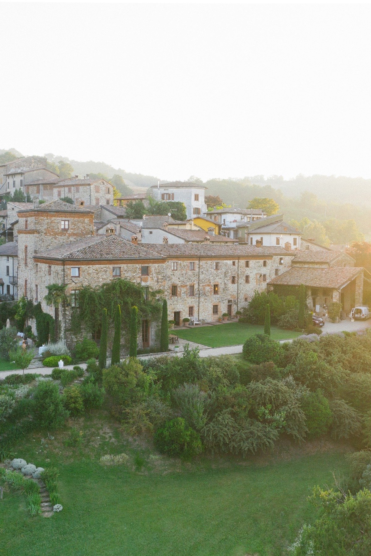 dreamy-italian-countryside-wedding-drone