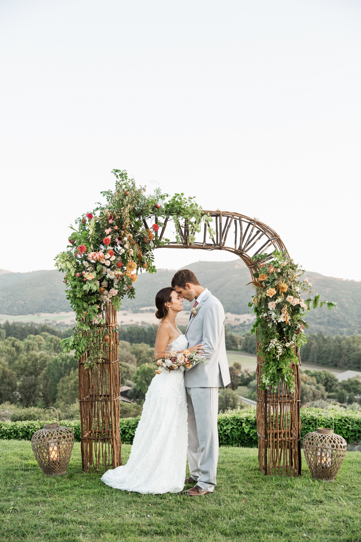 artistic-puppy-wedding-veilstailsphoto_0