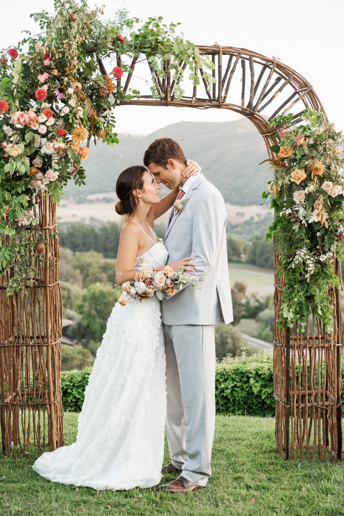 artistic-puppy-wedding-veilstailsphoto_0