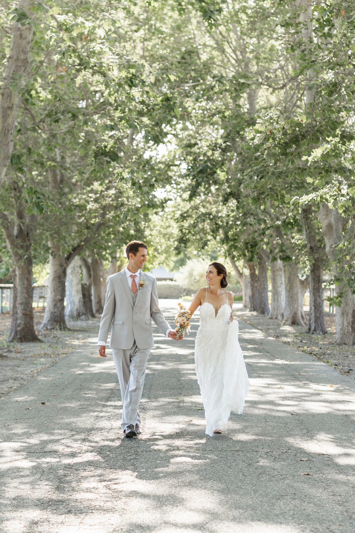 artistic-puppy-wedding-veilstailsphoto_5