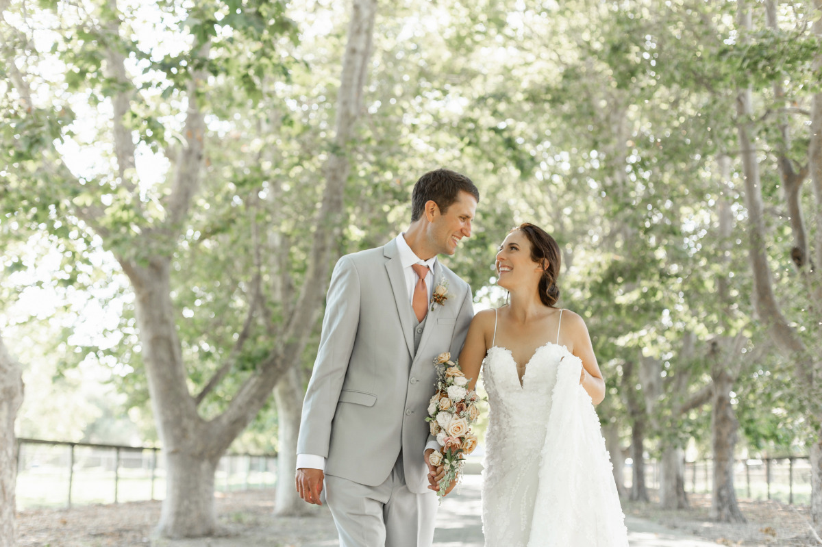 artistic-puppy-wedding-veilstailsphoto_5