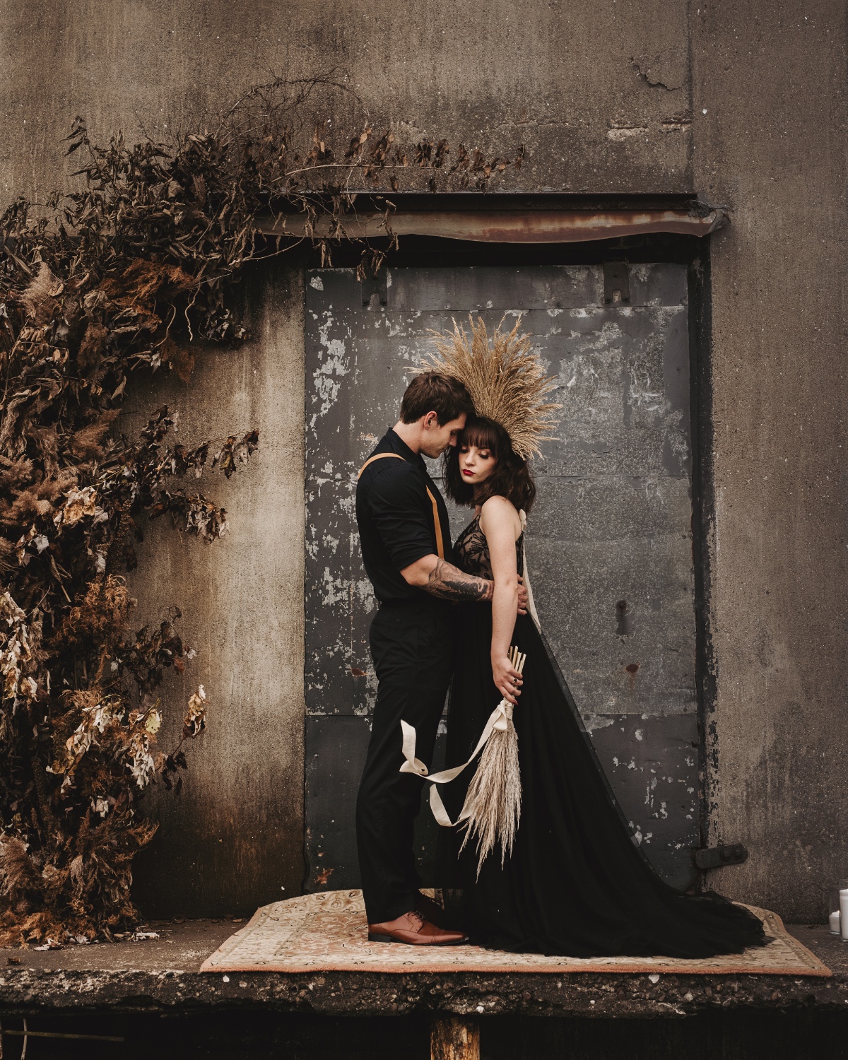 This Styled Wedding Shoot At a Granary in Illinois Had No Color, But It Was Pretty Brilliant Nonetheless