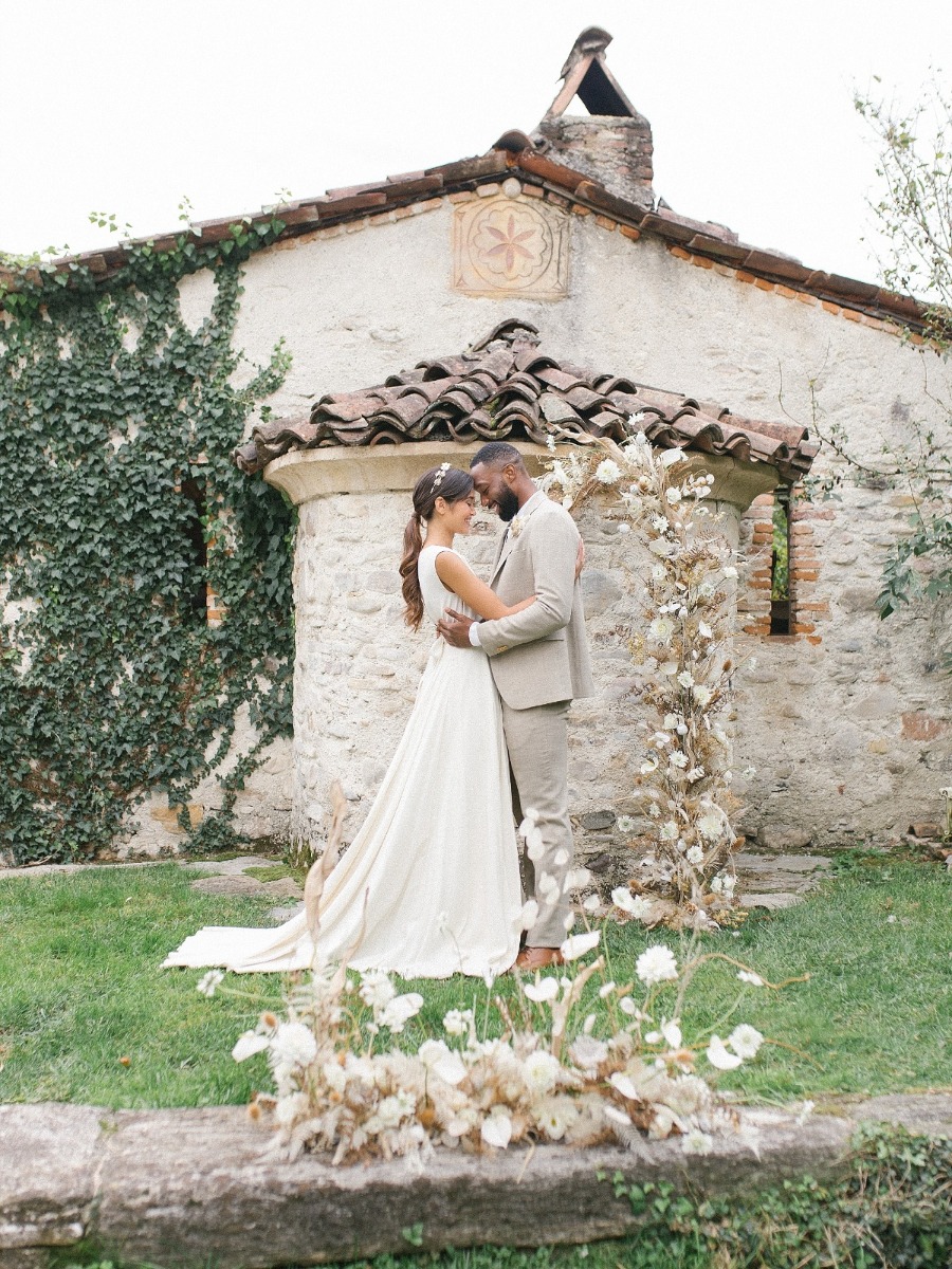 Minimal Chic Wedding in an Ancient Italian Mill