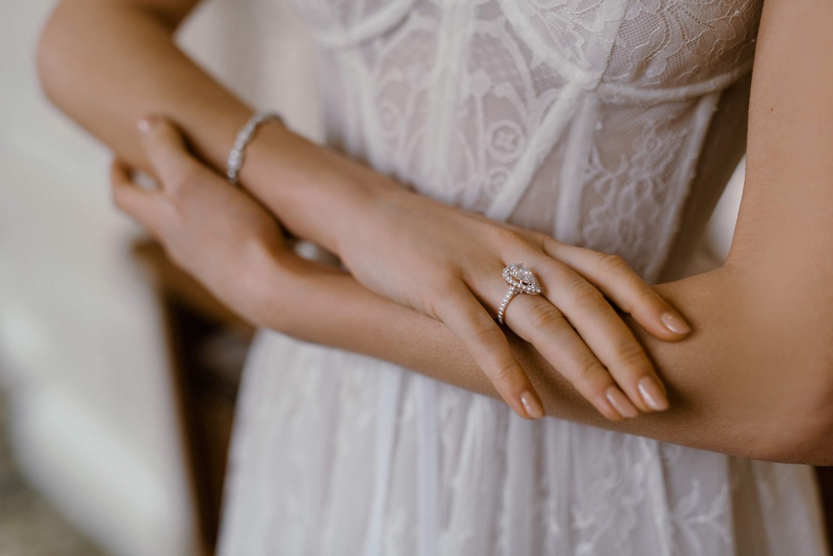 karinrom_bridalfashion_stella_bridalgown