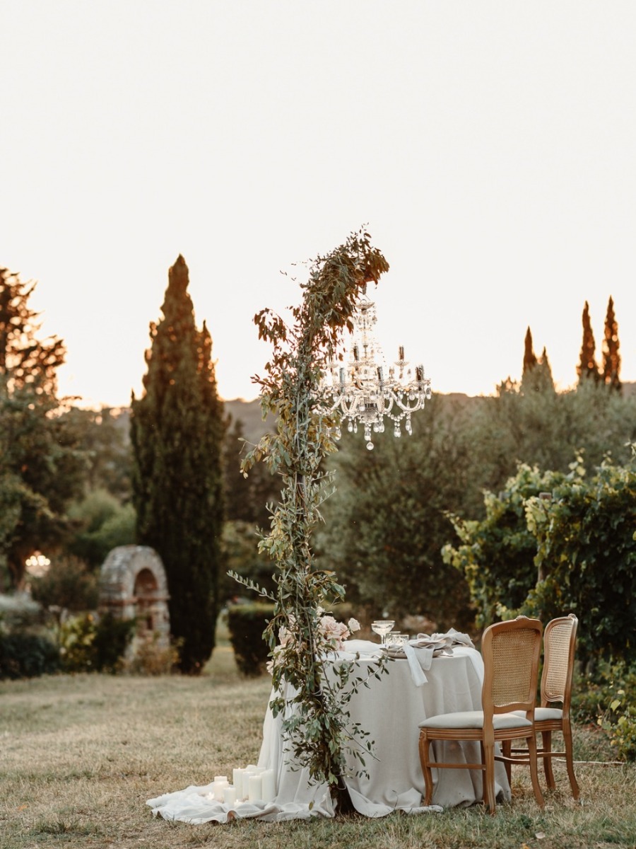 This Elopement Inspiration Shoot In The Italian Countryside Is On-Pointe–Literally