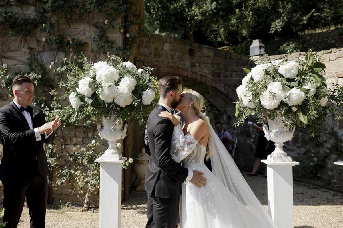 21_first_kiss_bride_and_groom
