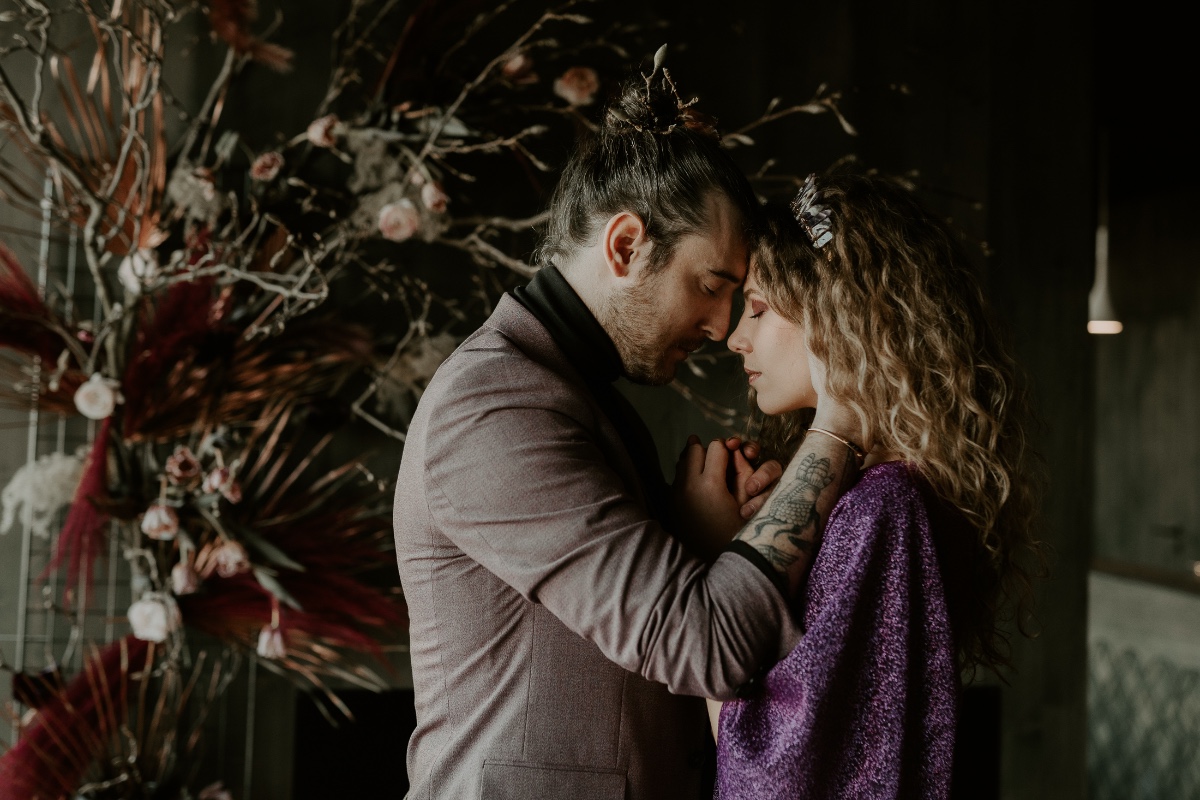 winter-purple-elopement-france-styleshoo