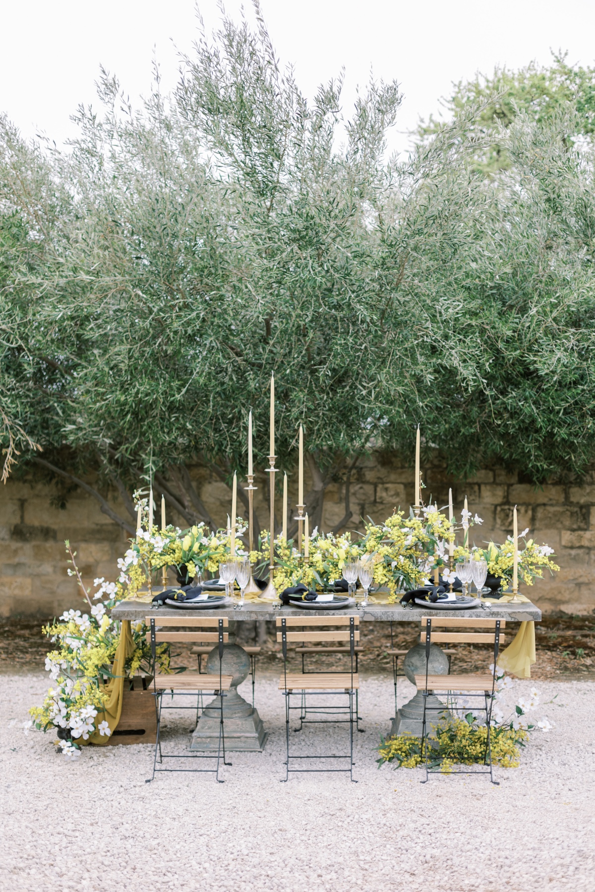 Elegant outdoor wedding reception table setting with flowers