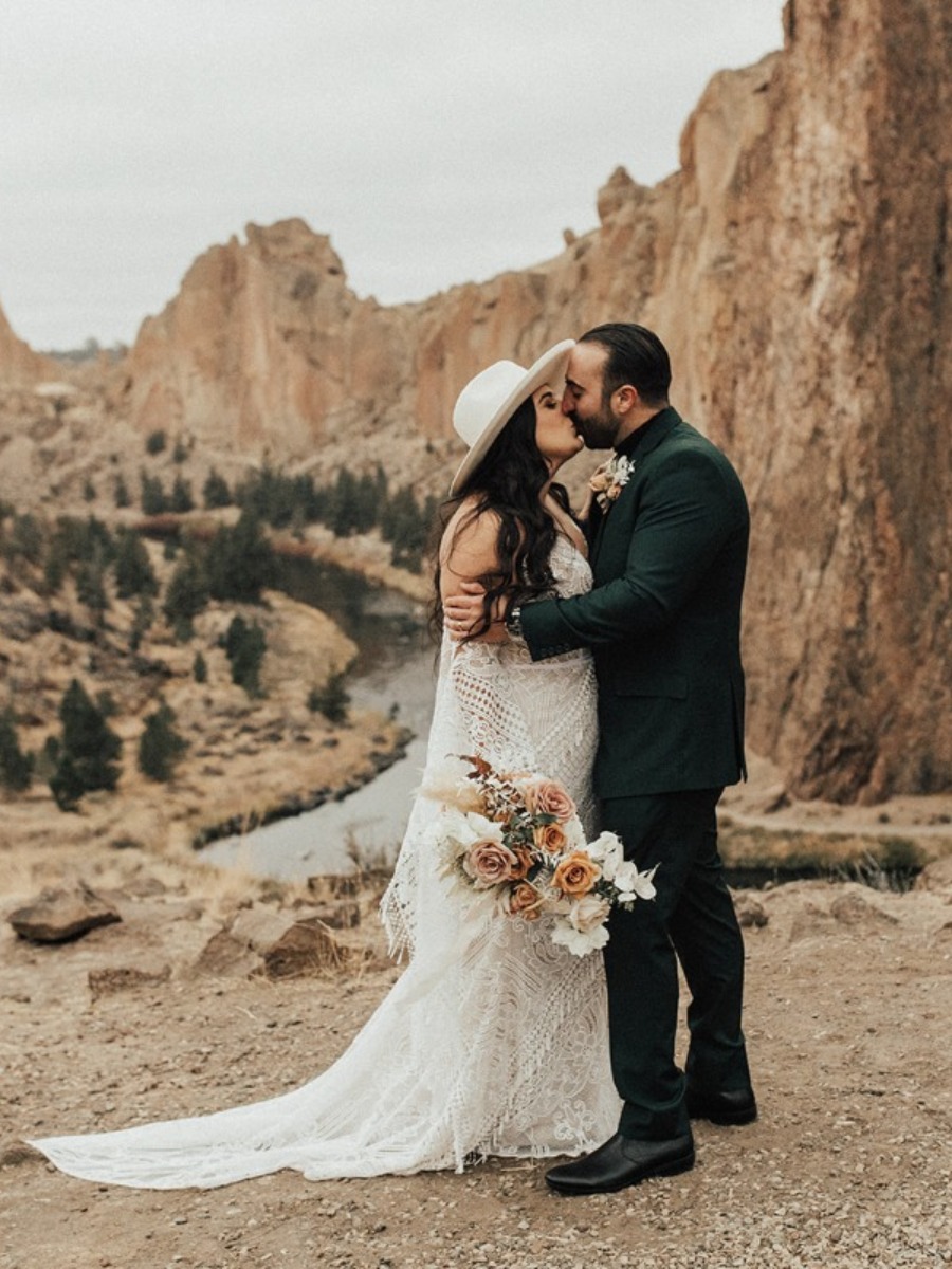 An Outdoor Ceremony in Oregon With A Jaw-Dropping View