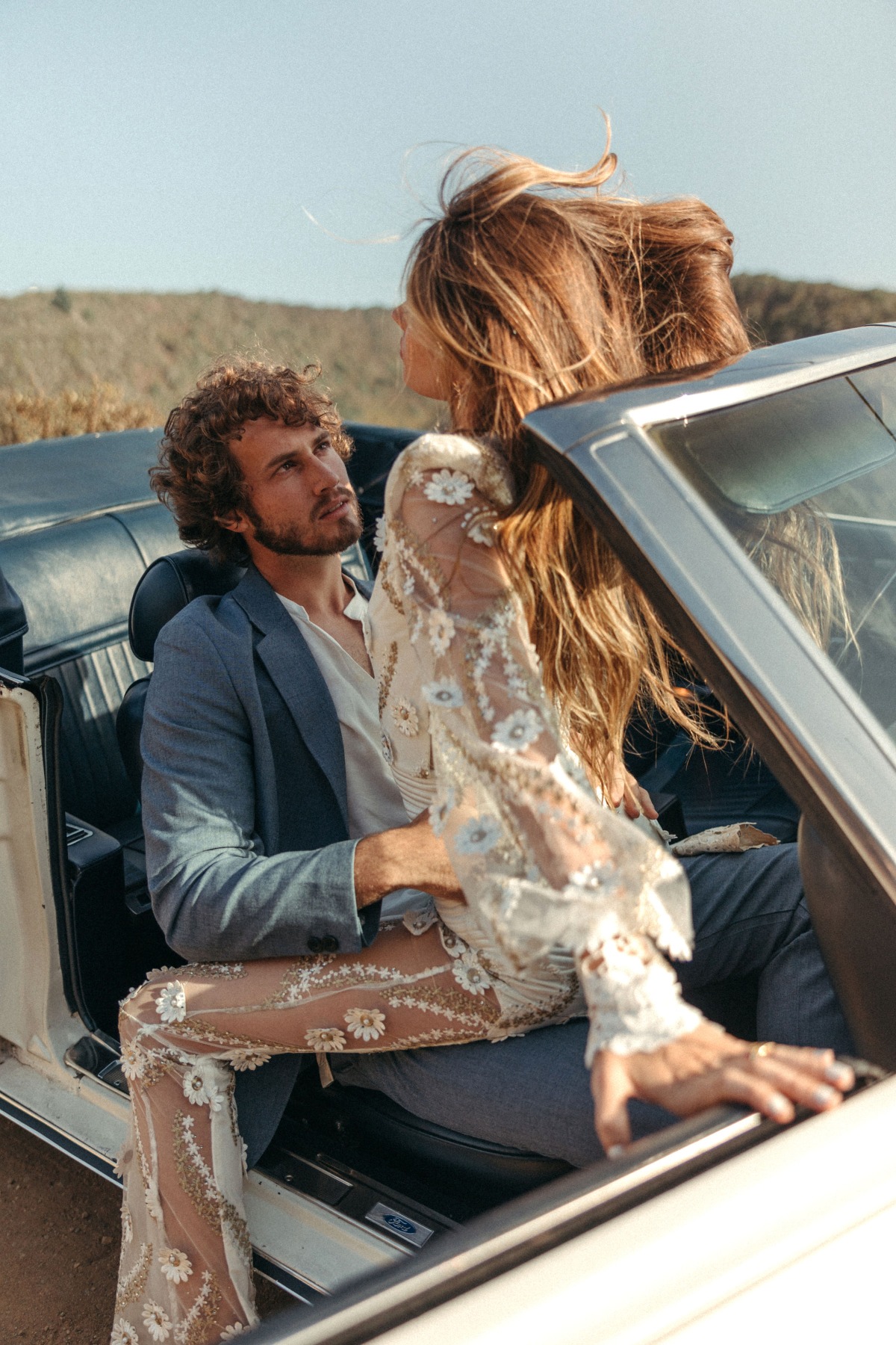 Romantic couple in vintage car, outdoor adventure, fashion photoshoot