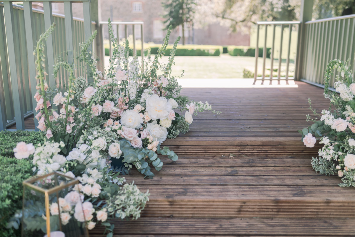 Enchant Your Wedding Guests With An Exquistie Wedding Just Like This One