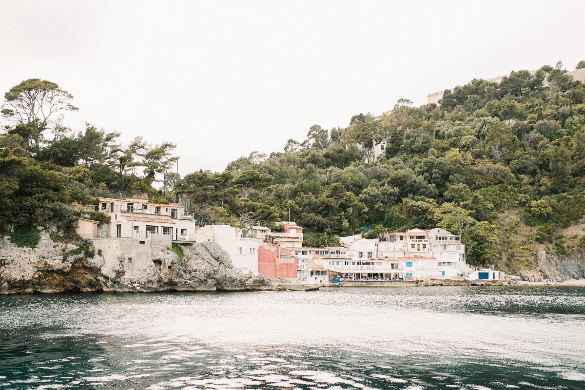 between-land-and-see-on-french-riviera-p