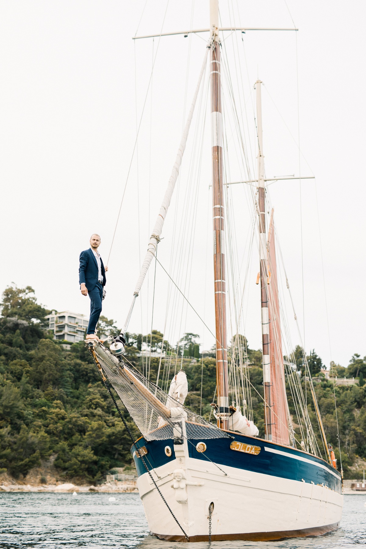 between-land-and-see-on-french-riviera-p