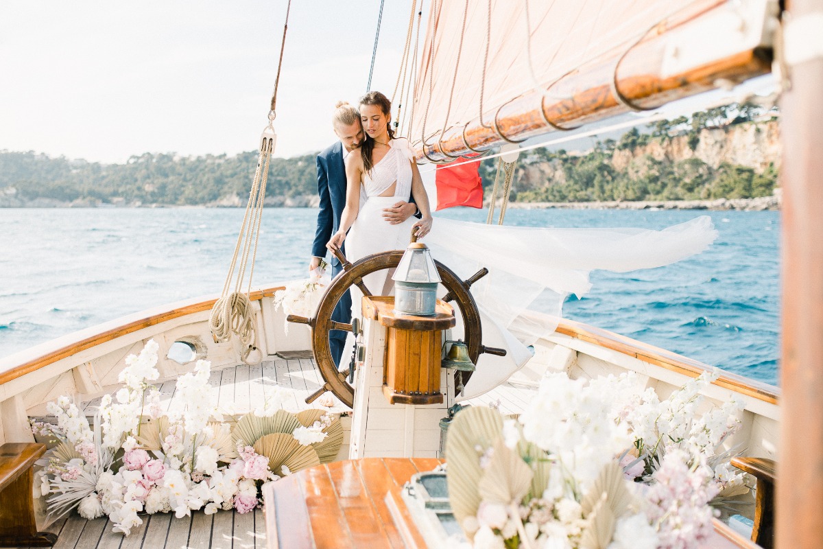 between-land-and-see-on-french-riviera-p