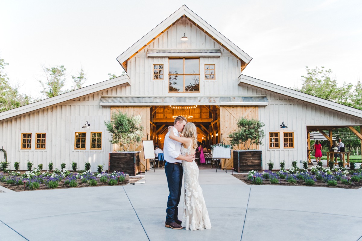 Chic White Barn Wedding At Pheasant Trail Ranch