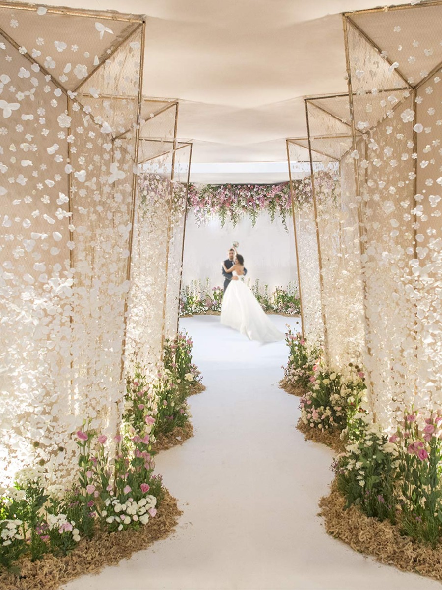 Fall In Love With These Large Wedding Decorations