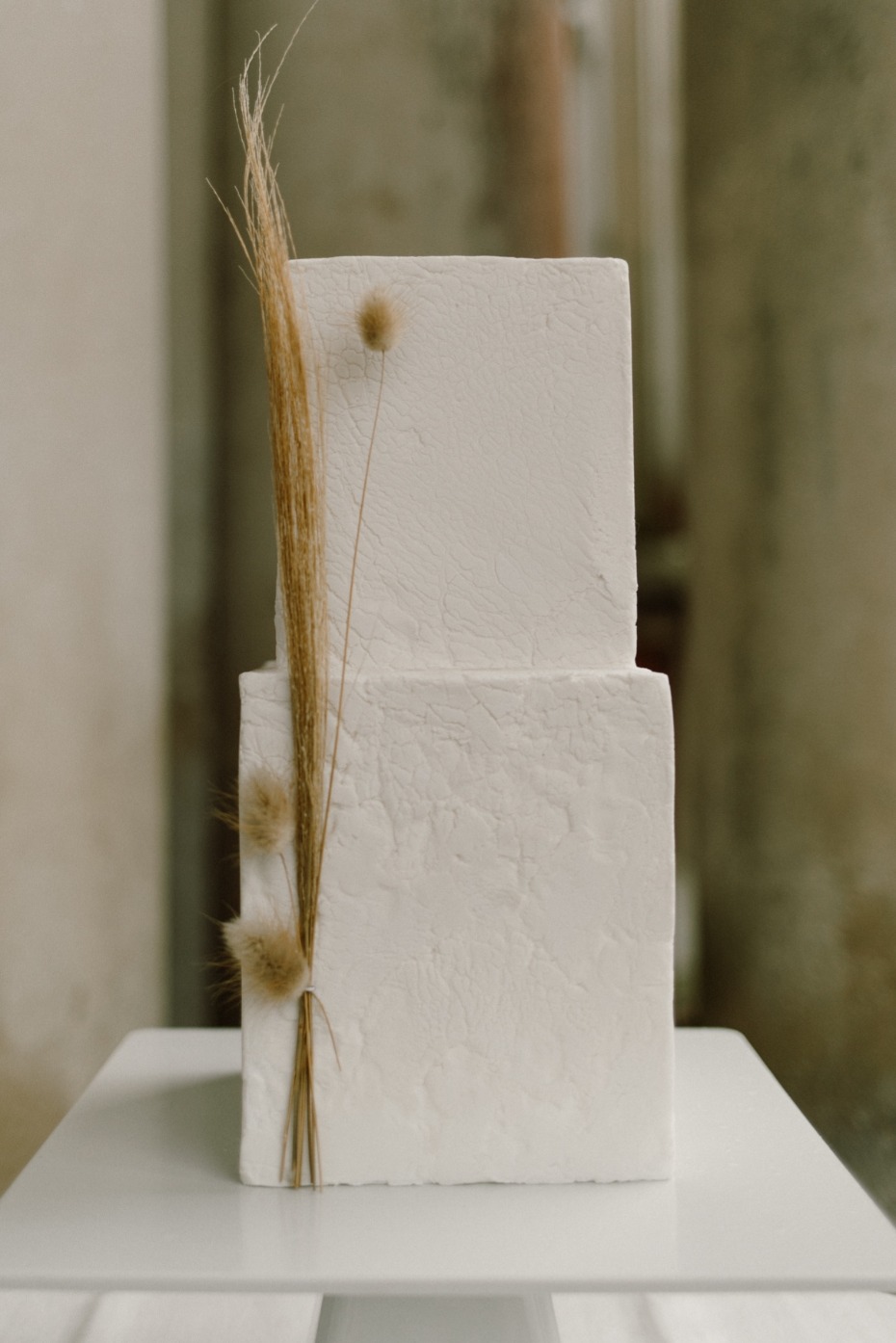 10 White Wedding Cakes That Look More Like Art
