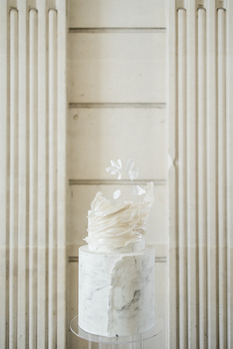 10 White Wedding Cakes That Look More Like Art