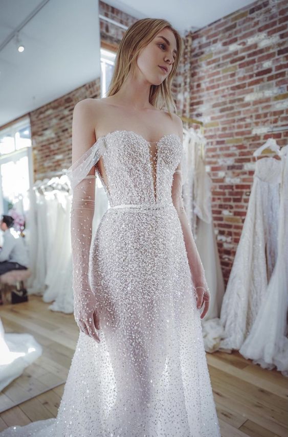 Wedding Gloves Are A Thing Again And Weâre Obsessed