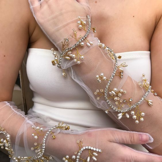 Wedding Gloves Are A Thing Again And Weâre Obsessed