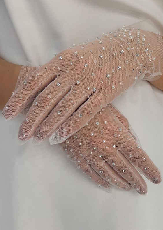 Wedding Gloves Are A Thing Again And Weâre Obsessed