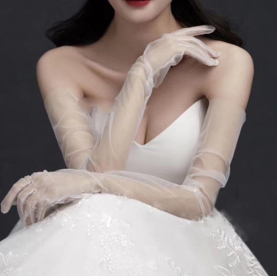 Wedding Gloves Are A Thing Again And Weâre Obsessed