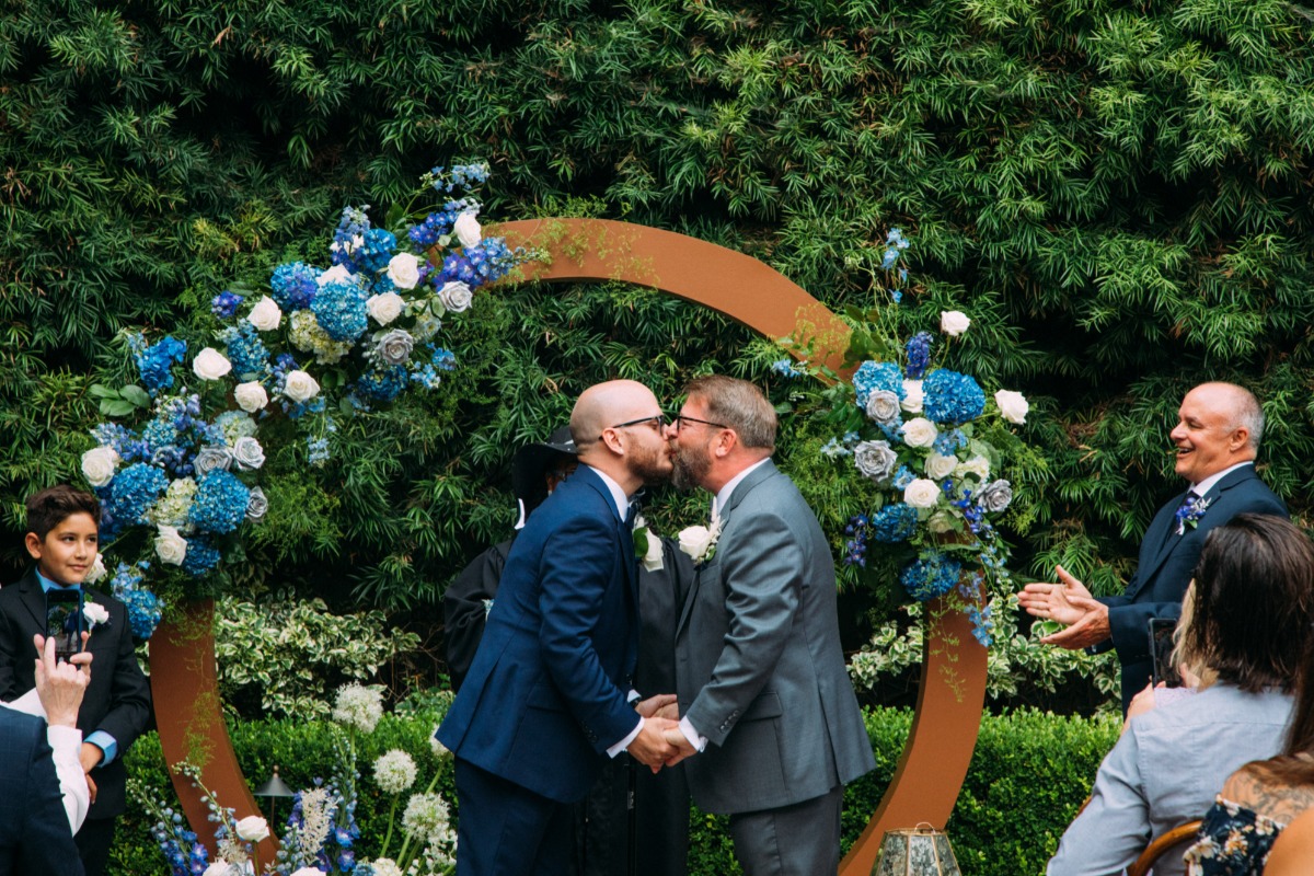 Can You Guess What Famous Work By Van Gogh Inspired This Lovely Garden Wedding?