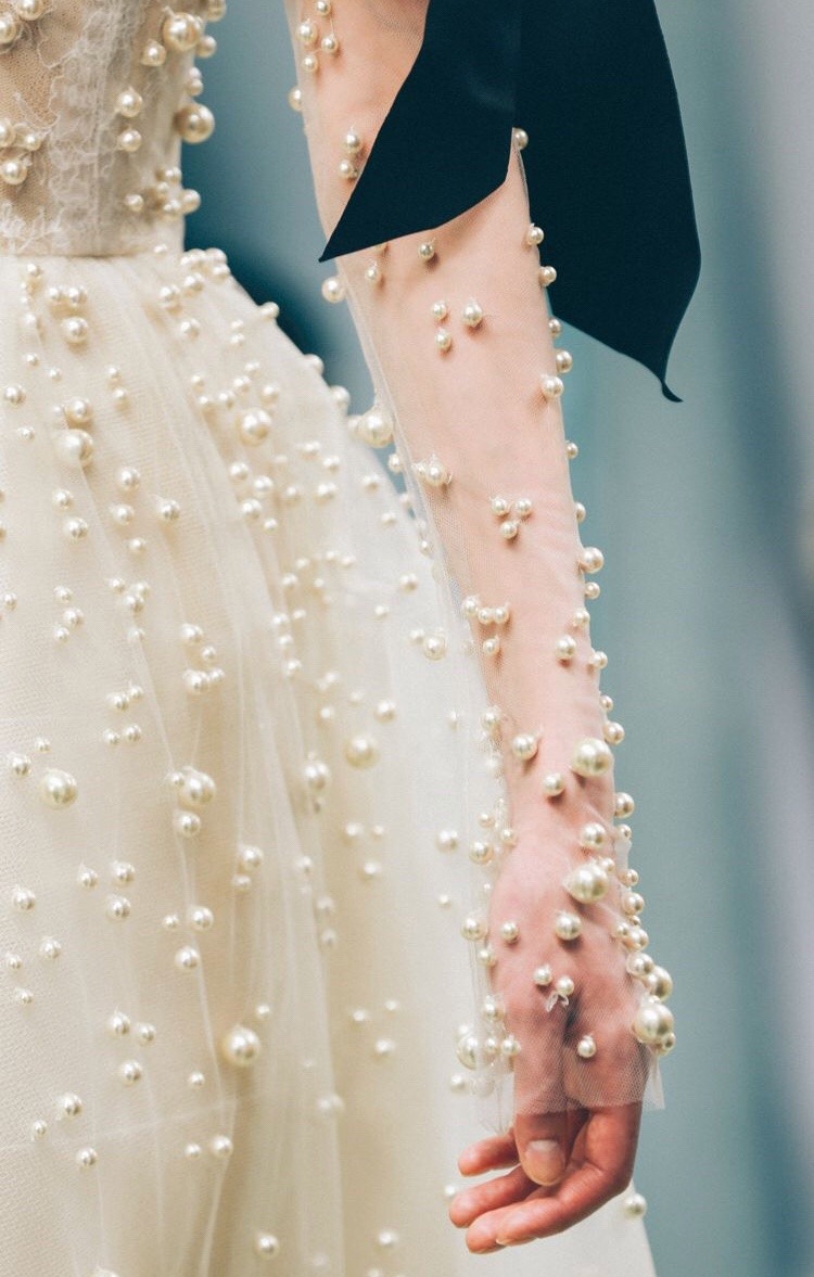 Wedding Gloves Are A Thing Again And Weâre Obsessed