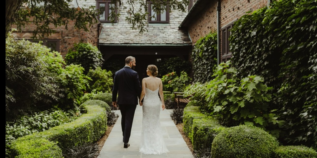Bringing the Countryside to the City at this Tented, Country Club Wedding in Detroit