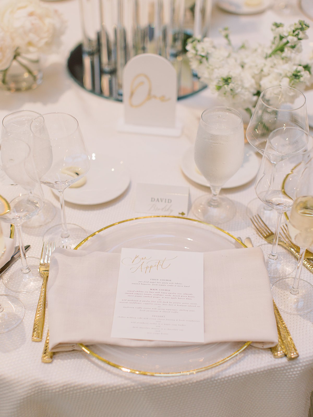 gold and white wedding decor ideas