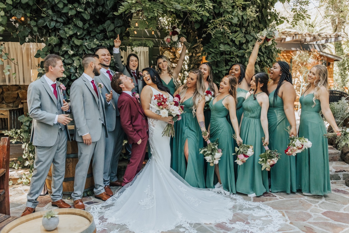 How to mix wedding party colors