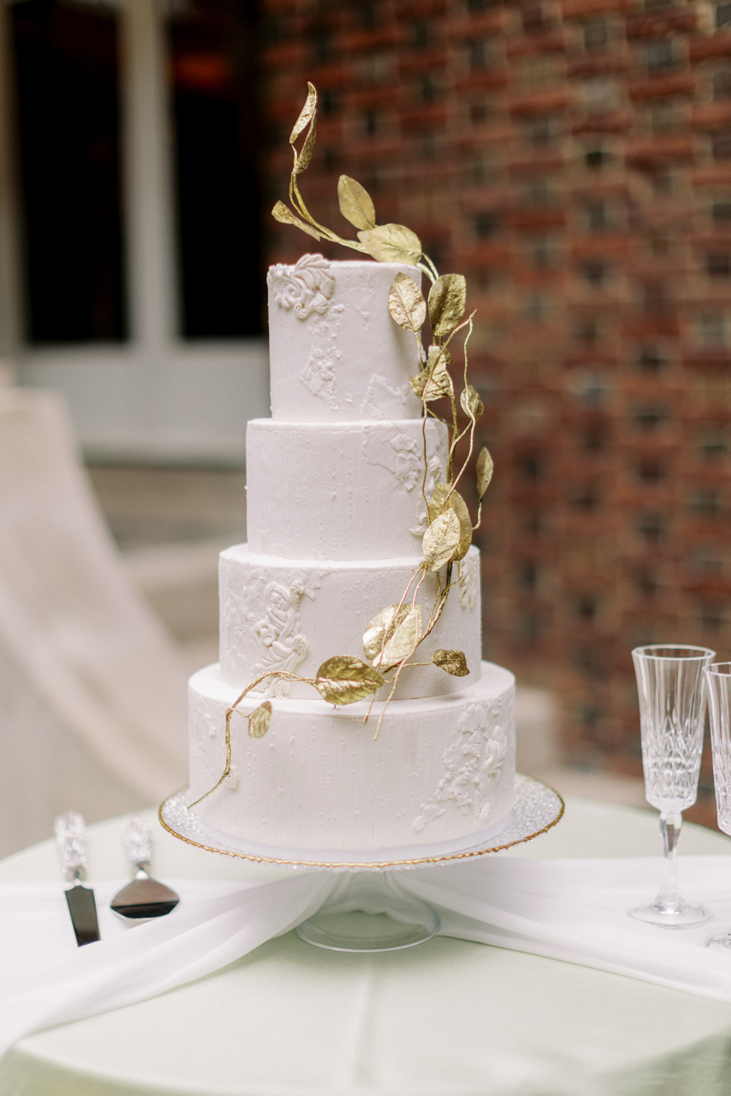 gold wedding cake accents
